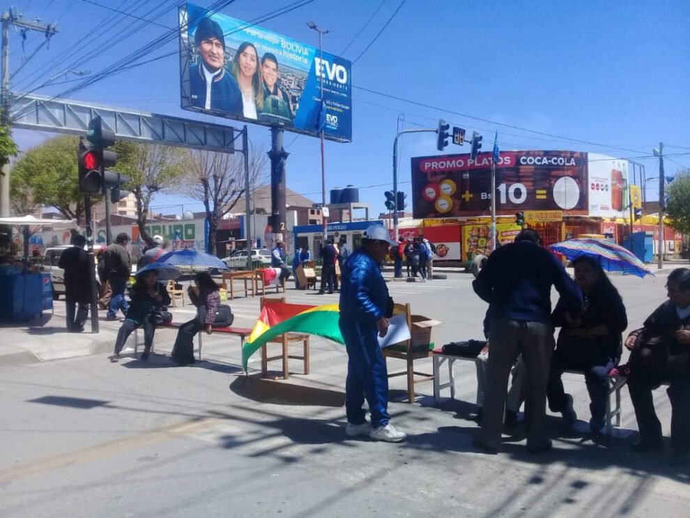 Bloqueos en Oruro por maestros y trabajadores en salud