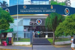 Carmen S. L. aprehendida por presuntos cobros irregulares en Santa Cruz