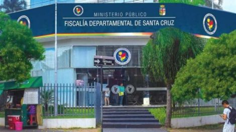 Carmen S. L. aprehendida por presuntos cobros irregulares en Santa Cruz
