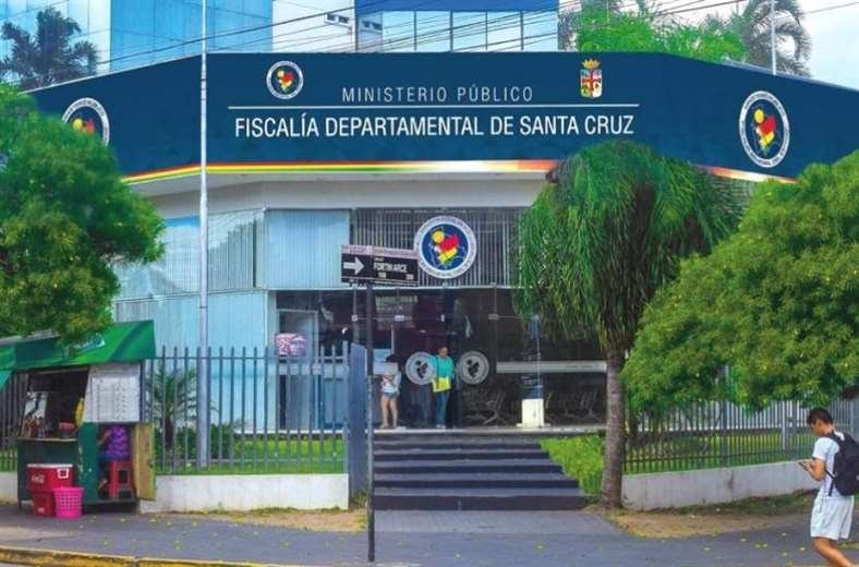 Carmen S. L. aprehendida por presuntos cobros irregulares en Santa Cruz