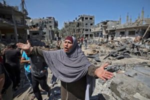 Una mujer palestina reclama luego de los daños causados por un ataque aéreo israelí en Beit Hanun, en el Norte de la Franja de Gaza