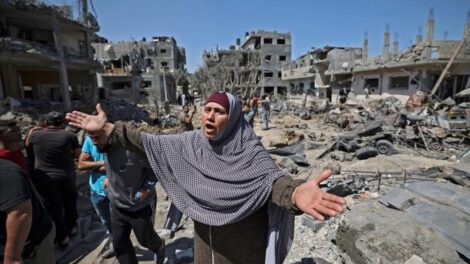 Una mujer palestina reclama luego de los daños causados por un ataque aéreo israelí en Beit Hanun, en el Norte de la Franja de Gaza