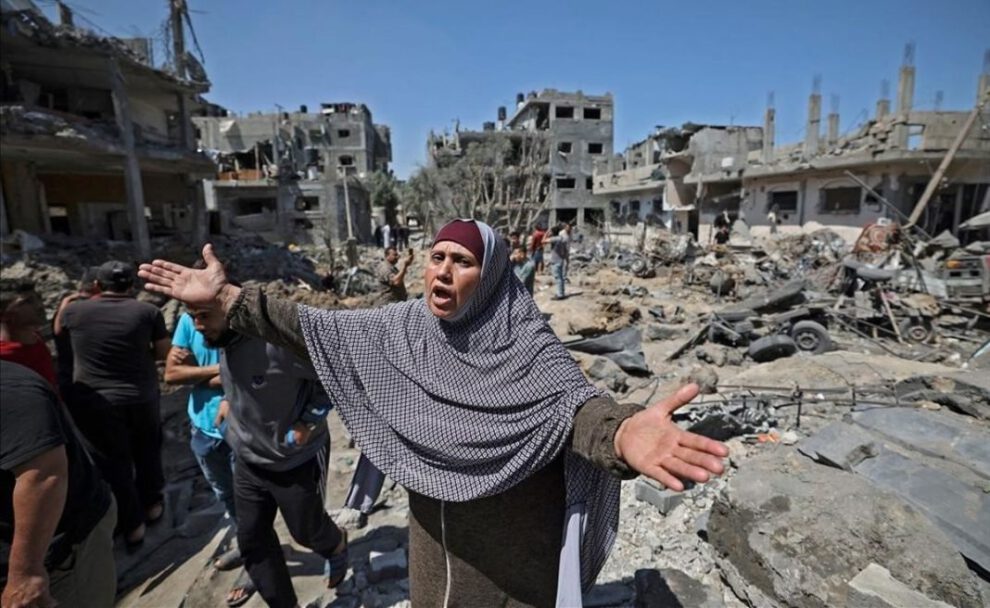 Una mujer palestina reclama luego de los daños causados por un ataque aéreo israelí en Beit Hanun, en el Norte de la Franja de Gaza