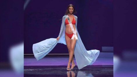 Miss Universo con Lenka Nemer representando a Bolivia