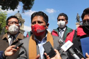Leopoldo Chui a Santos Quispe en protesta política