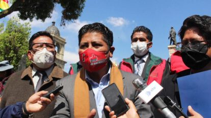 Leopoldo Chui a Santos Quispe en protesta política