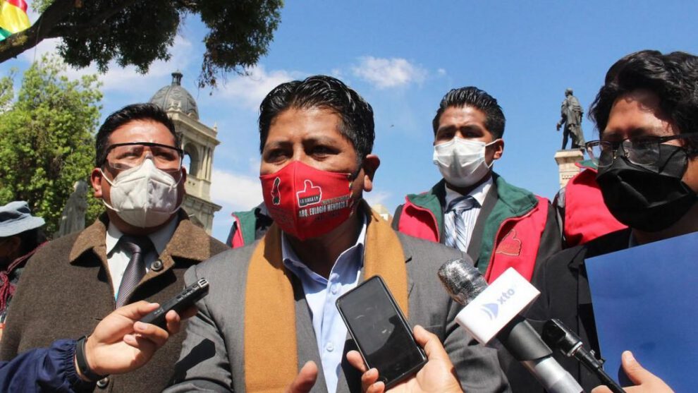 Leopoldo Chui a Santos Quispe en protesta política