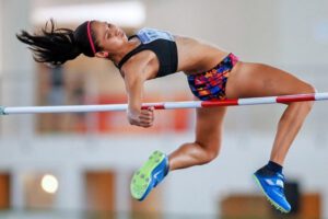 Deportista boliviana vende queques para financiarse viaje