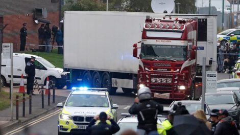 Camión que llevaba los cuerpos sin vida de los 39 ciudadanos chinos