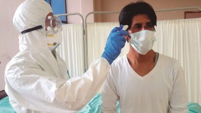 Médico atendiendo a un paciente durante el colapso de hospitales en Potosí por Covid-19
