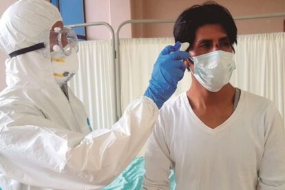 Médico atendiendo a un paciente durante el colapso de hospitales en Potosí por Covid-19