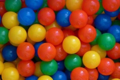 Niño atrapado en piscina de pelotas en guardería