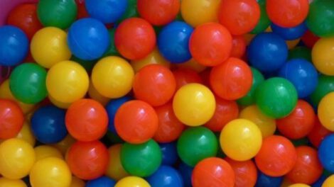 Niño atrapado en piscina de pelotas en guardería