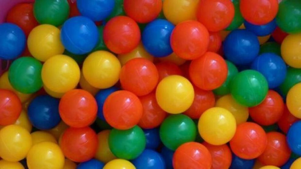 Niño atrapado en piscina de pelotas en guardería