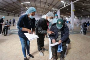 Vacunación masiva en el campo ferial de Cochabamba