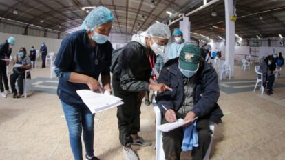 Vacunación masiva en el campo ferial de Cochabamba