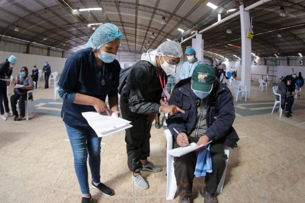 Vacunación masiva en el campo ferial de Cochabamba