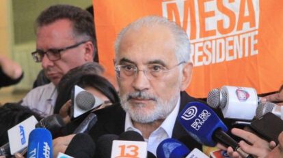 Carlos Mesa denuncia irregularidades en el conteo de votos