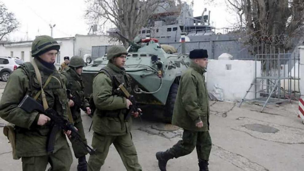 Militar ruso abre fuego en base militar