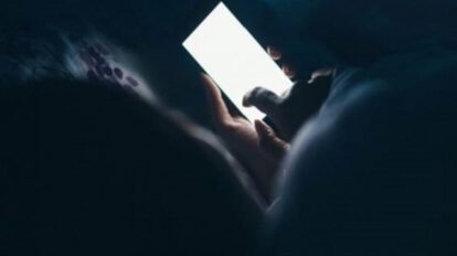 Pérdida de visión por celular tras jugar en la oscuridad