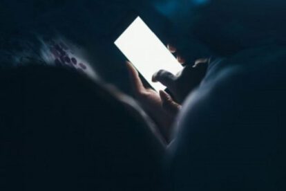 Pérdida de visión por celular tras jugar en la oscuridad