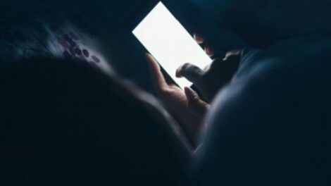 Pérdida de visión por celular tras jugar en la oscuridad