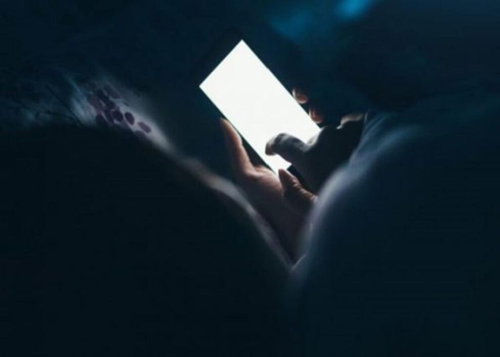 Pérdida de visión por celular tras jugar en la oscuridad