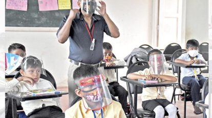 Vacunación para maestros en Bolivia