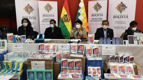 Insumos tecnológicos incautados entregados al Ministerio de Educación