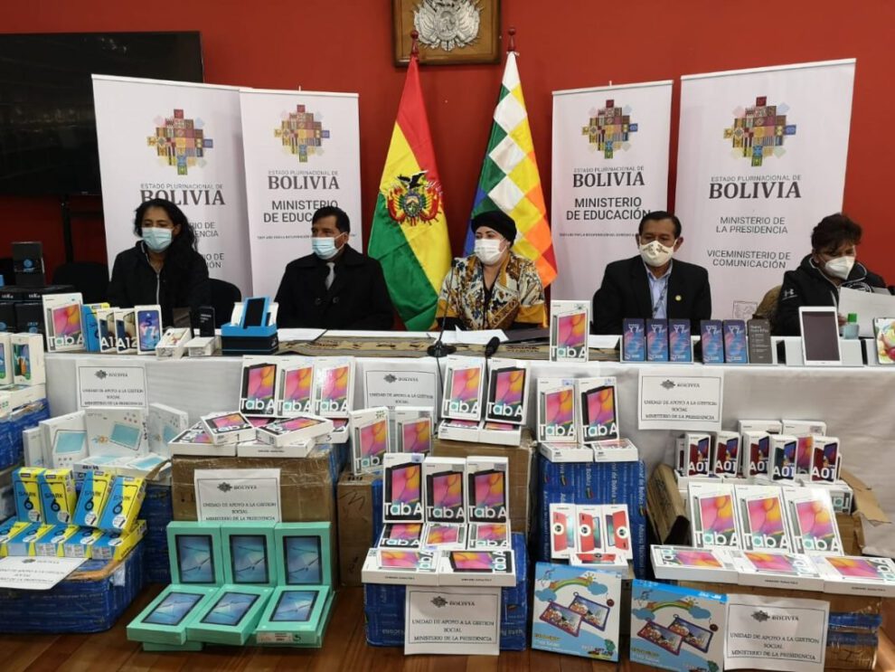 Insumos tecnológicos incautados entregados al Ministerio de Educación