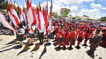 Estudiantes del colegio Bolivia Vinto celebran sus Bodas de Perla