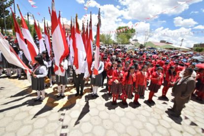 Estudiantes del colegio Bolivia Vinto celebran sus Bodas de Perla