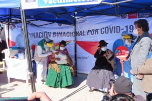Vacunación masiva contra el Covid-19 en la frontera entre Perú y Bolivia