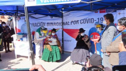 Vacunación masiva contra el Covid-19 en la frontera entre Perú y Bolivia