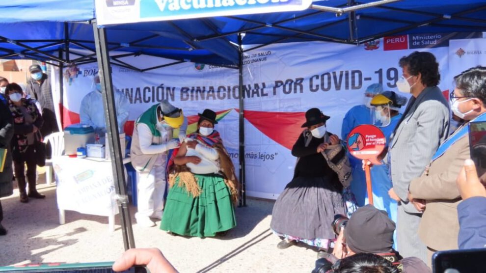 Vacunación masiva contra el Covid-19 en la frontera entre Perú y Bolivia
