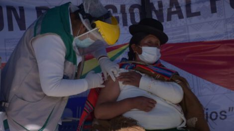 vacunación masiva contra el Covid-19 en la frontera de Bolivia y Perú