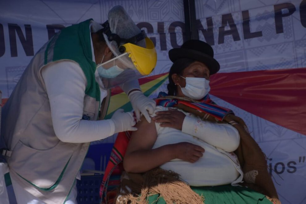 vacunación masiva contra el Covid-19 en la frontera de Bolivia y Perú