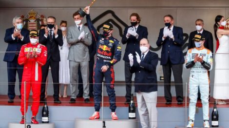 Verstappen en Mónaco levantando el trofeo de oro