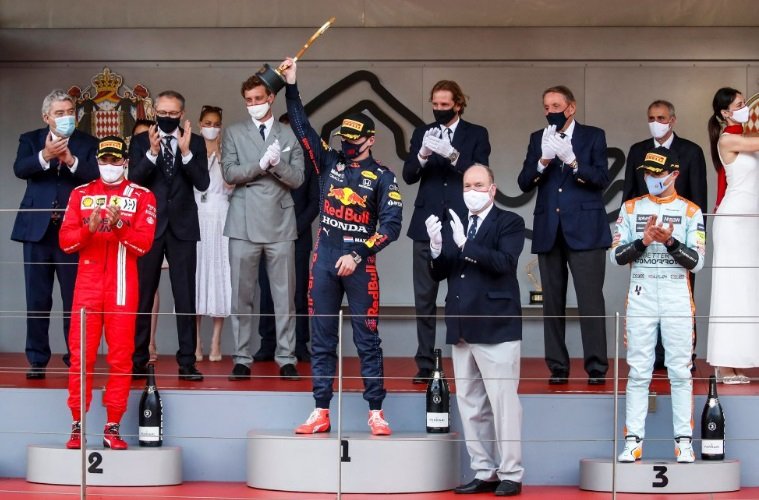 Verstappen en Mónaco levantando el trofeo de oro