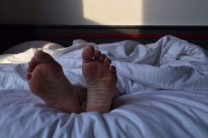 Mujer sentenciada por violación a un hombre mientras dormía