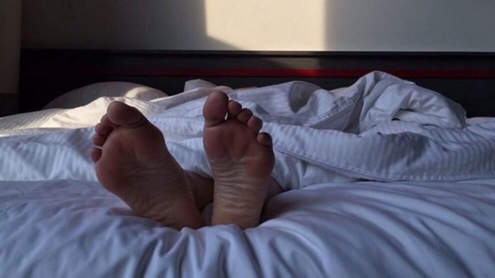 Mujer sentenciada por violación a un hombre mientras dormía