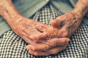 Ingratitud de hijos en la historia de una madre que llora