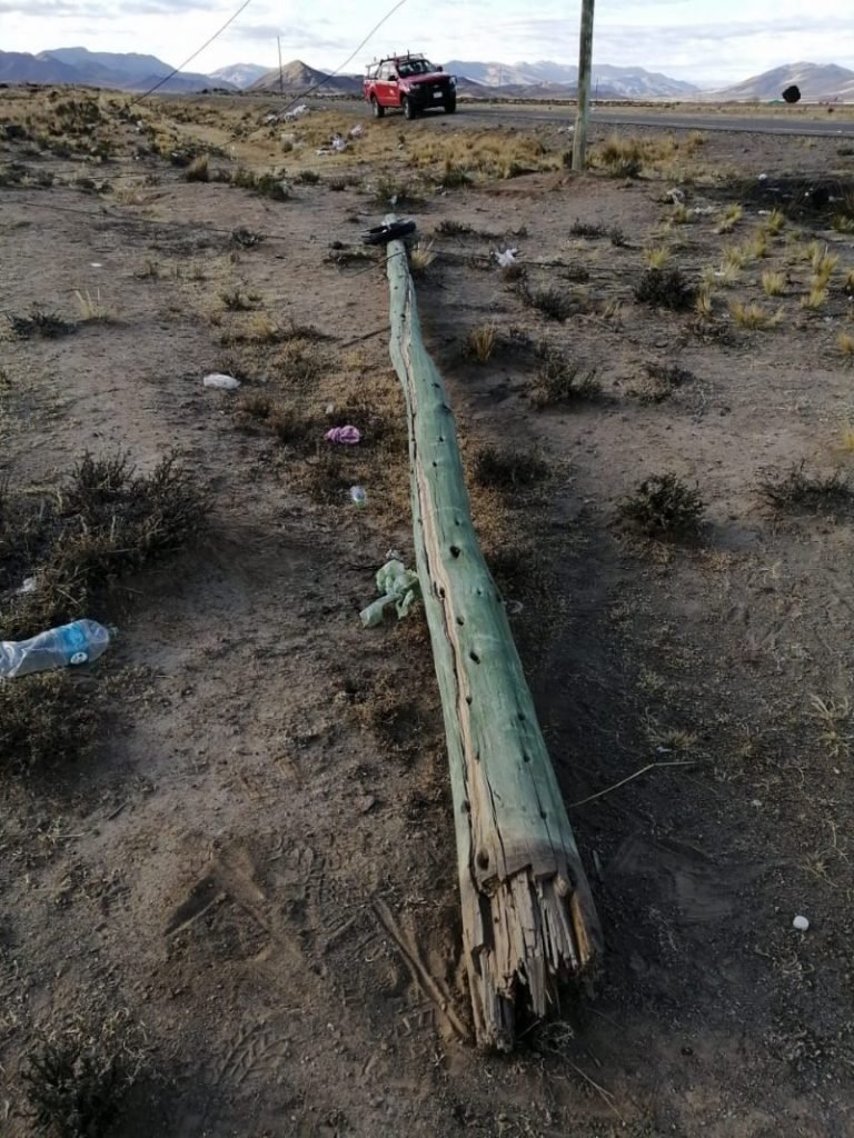 Camión arrastra línea de fibra óptica en Oruro