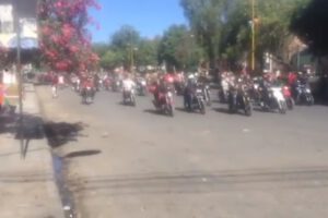 Caravana de motociclistas apoyando a los vecinos de Huayculi