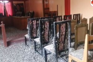 Concejo Municipal de Achacachi lleno de heces de palomas