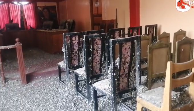 Concejo Municipal de Achacachi lleno de heces de palomas