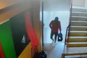 Captura del video de vigilancia del Hostal sobre el auto robo en El Alto