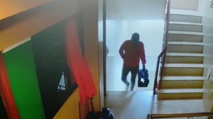 Captura del video de vigilancia del Hostal sobre el auto robo en El Alto