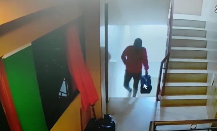 Captura del video de vigilancia del Hostal sobre el auto robo en El Alto