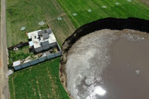 Gigantesco socavón en Santa María Zacatepec